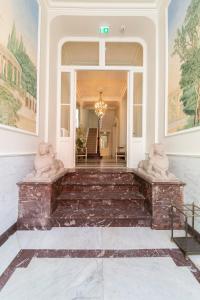 布鲁日米拉贝尔宾馆的空的大厅,有楼梯,墙上有画