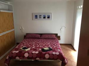 索里科Baita Dal Vikingo的一间卧室配有一张红色棉被的床