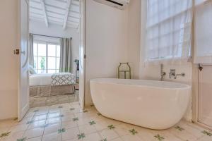 马翁Can Alberti 1740 Boutique Hotel的卧室浴室设有白色浴缸