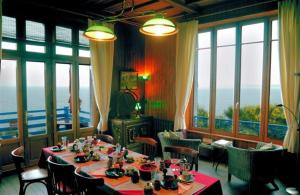 勒帕莱翡翠住宿加早餐旅馆的一间带桌椅和窗户的用餐室