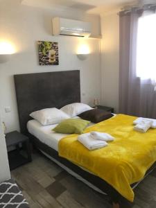 圣马迪拉莫小城堡酒店的卧室配有一张带黄色床单和枕头的大床。