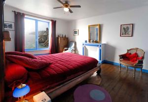 勒帕莱翡翠住宿加早餐旅馆的一间卧室设有红色的床和窗户。