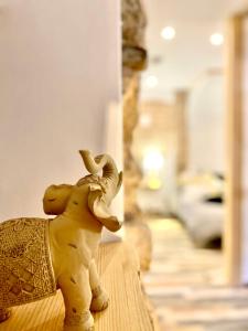 埃尔乔罗柯波尔佳甘塔酒店的坐在桌子上的小玩具大象