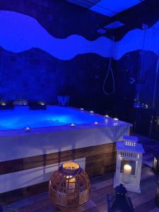 埃尔乔罗柯波尔佳甘塔酒店的蓝色灯光的客房内的浴缸