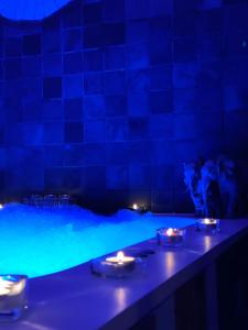埃尔乔罗柯波尔佳甘塔酒店的蓝色的房间,桌子上有三把蜡烛