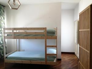 朱利亚诺瓦B&B la Casa Giusotto的一间双层床间,在客房内配有两张双层床