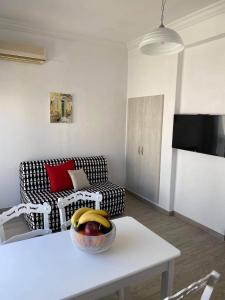 埃尔莫波利斯Porto的客厅配有沙发和桌上一碗水果