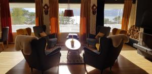 希博滕Skibotn Hotel的客厅配有椅子和壁炉