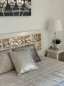 阿德耶Duplex Penthouse Panoramic Del Atlantico的一间卧室配有一张带木制床头板的床