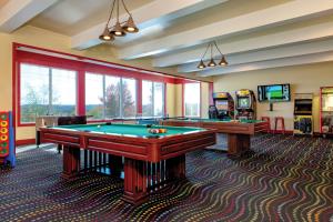 布兰森Club Wyndham Mountain Vista的台球室,配有两张台球桌和拱廊