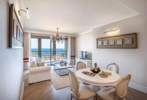 亚力卡瓦克Allium Bodrum Resort & Spa的客厅配有桌椅,享有海景