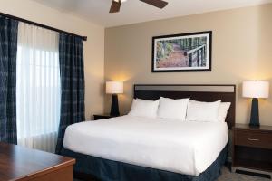 布兰森Club Wyndham Mountain Vista的配有一张床和一张书桌的酒店客房
