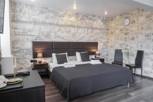 莫斯科Apartments A4的一间卧室设有一张大床和砖墙