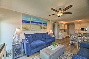 大西洋滩Soothing Oceanview Condo with Direct Beach Access!的客厅配有蓝色的沙发和桌子