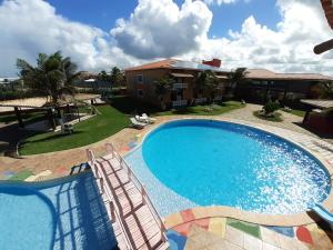 波托德索比萨维皮河口生态酒店的一个带椅子的大型游泳池