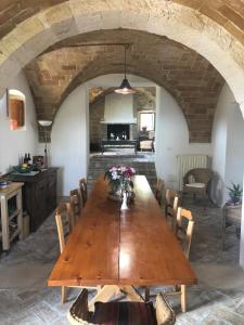 瓜尔迪亚格雷莱Casale Della Maiella的一间带木桌和椅子的用餐室