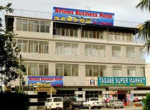 维拉港航空商务酒店 的前面有汽车停放的建筑