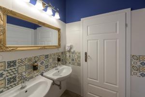 奥普尔Hostel Night o'clock的浴室配有盥洗盆、镜子和浴缸
