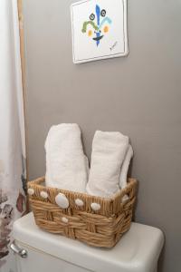 毛纳沃Apartment in Villas Del Faro Resort with WIFI的卫生间的毛巾篮