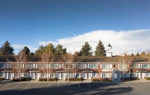 Little America小美国酒店 - 怀俄明州的一座学校建筑的图象,带有钟楼