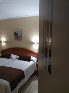 卡马里尼亚斯斯黛拉德玛尔旅馆的酒店客房设有两张床和窗户。