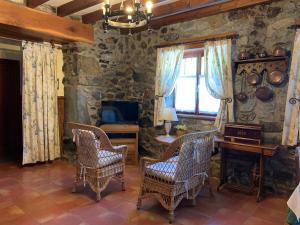 戈特赫斯阿特亚加乌雷斯蒂乡村民宿的客厅配有桌椅和电视。