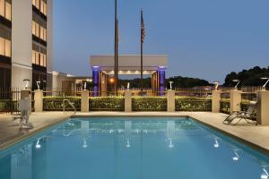 多森La Quinta inn & suites by Wyndham Dothan的酒店前的游泳池