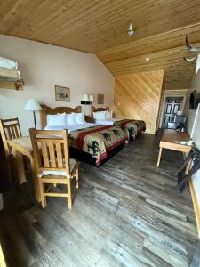 杜波依斯The Longhorn Ranch Resort Lodge & RV Park的一间卧室设有一张大床和木制天花板