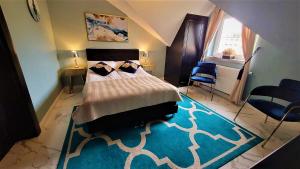米兹多洛杰Złota Regalinda & Spa的一间卧室配有一张床和蓝色地毯