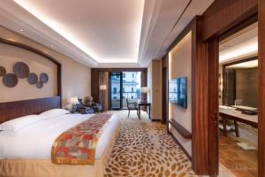 北京北京龙熙维景国际会议中心的酒店客房设有一张大床和一张书桌。