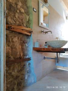 CansanoIL PIACERE DELLA NATURA的一间带水槽和石墙的浴室