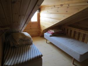 基尔匹斯扎我维Arctic Polar Holiday Village的木制阁楼卧室配有一张床
