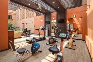 危地马拉Best Western Plus Hotel Stofella的健身房设有数台跑步机和健身自行车
