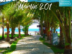 嘎林海斯港NANNAI RESIDENCE VISTA MAR Muro alto的海滩上种有棕榈树的走道
