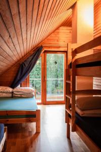 PuskaruMetsjärve puhkemaja的客房设有两张双层床和一扇窗户。