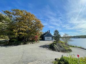 格罗顿Spectacular home with a amazing ocean - river view的水体岸边的房子