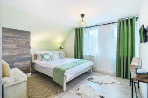 布朗Casa Elia的一间卧室设有床铺和一个带绿色窗帘的窗户。
