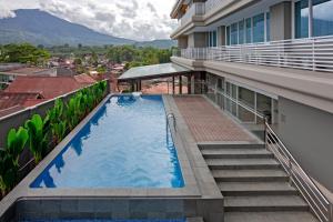 武吉丁宜Hotel Santika Bukittinggi的大楼阳台上的游泳池