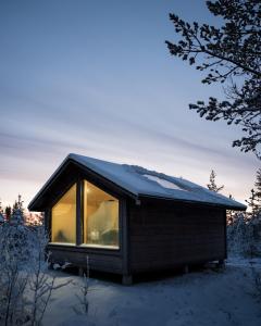 锡尔卡Polar Lights Lodge的一间小小屋,内设一个雪地窗户