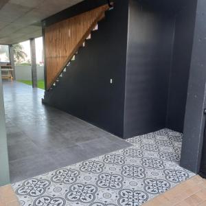 巴利托Le Bezz Guesthouse的走廊设有楼梯和瓷砖地板