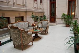 布加勒斯特卡萨卡普萨酒店的庭院里设有两把椅子和一张茶几