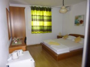 巴什卡沃达Haus Pehar的一间卧室设有一张床和一个黄色的窗户