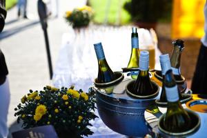 贝尔普Q.C.M.凯姆帕斯酒店的桌上放着一组装满鲜花的葡萄酒瓶