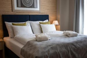 班斯卡 - 什佳夫尼察SALAMANDRA Hotel的一张配有白色床单和枕头的大床