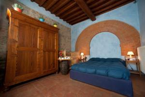索普拉自由堡贝尔里尼酒店的一间卧室设有一张大床和拱门