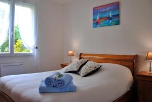 La JonchèreMaison de vacances à 10min des plages et de la Tranche sur Mer的一间卧室配有一张床,上面有两条毛巾