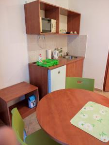 佐洛埃格塞格Szent Kristóf Apartmanhotel的小厨房配有桌子和桌椅