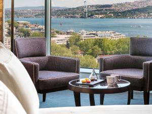 伊斯坦布尔伊斯坦布尔博斯普鲁斯瑞士酒店的一间享有美景的客房,配有两把椅子和一张桌子
