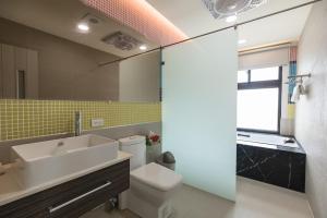 西屿乡梦幻西屿28.5的一间带水槽、卫生间和镜子的浴室