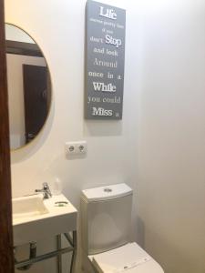 加亚新城盖亚波尔图旅馆的一间带卫生间的浴室和墙上的标志